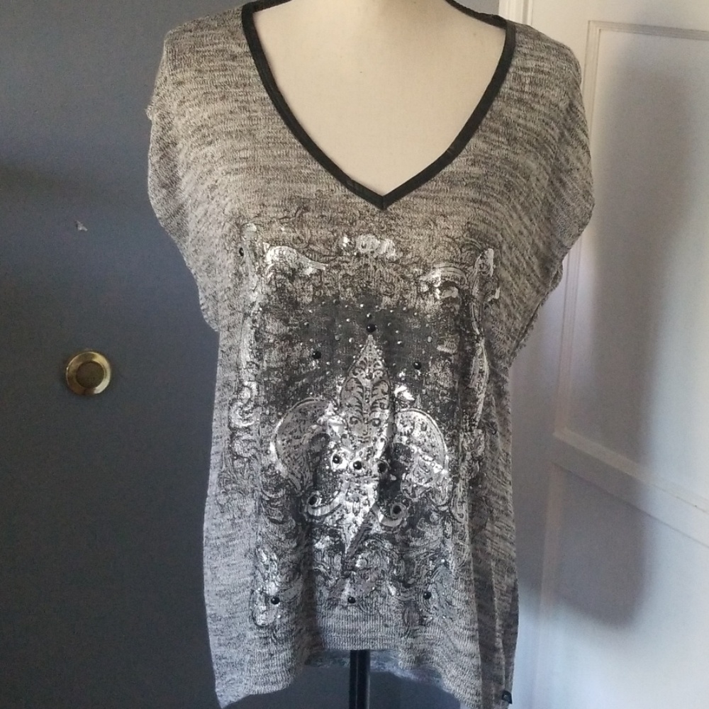 Rock & Republic vneck t high-low size L NWT